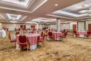 un salón de banquetes con mesas y sillas con manteles rosados en Comfort Suites Downtown Carlisle, en Carlisle