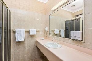 a bathroom with two sinks and a mirror at Comfort Inn Glenfield in Toowoomba