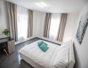 A bed or beds in a room at Self Service Hotel Kernhof Langstrasse