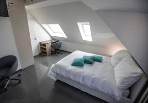 A bed or beds in a room at Self Service Hotel Kernhof Langstrasse