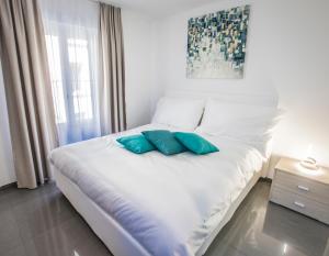A bed or beds in a room at Self Service Hotel Kernhof Langstrasse
