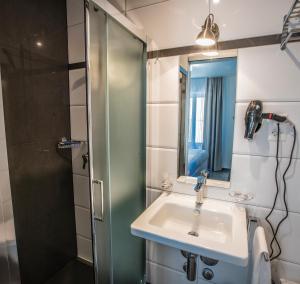 A bathroom at Self Service Hotel Kernhof Langstrasse