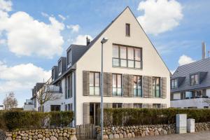 a white house with a pointed roof at Sylt four Seasons II in Wenningstedt