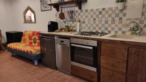 kuchnia z kuchenką, zlewem i kanapą w obiekcie Zaccheo 9 w mieście Pitigliano