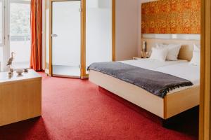 Postel nebo postele na pokoji v ubytování Maiers Johanniterbad Ringhotel Rottweil