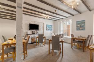 Μια τηλεόραση ή/και κέντρο ψυχαγωγίας στο Coach Guest House