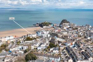 uma vista aérea de uma cidade e da praia em Coach Guest House em Tenby