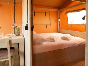Dutchen Erfgoedpark De Hoop Glamping客房内的一张或多张床位
