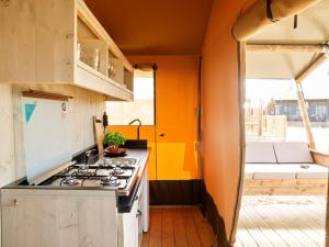 Dutchen Erfgoedpark De Hoop Glamping的厨房或小厨房