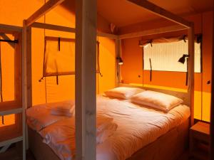 Dutchen Erfgoedpark De Hoop Glamping客房内的一张或多张床位
