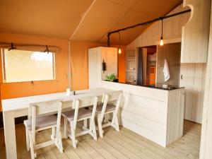 Dutchen Erfgoedpark De Hoop Glamping的厨房或小厨房
