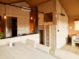 厄伊特海斯特Dutchen Erfgoedpark De Hoop Glamping的一间带木墙和大窗户的厨房