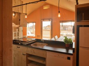 Dutchen Erfgoedpark De Hoop Glamping的厨房或小厨房