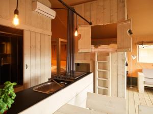 Dutchen Erfgoedpark De Hoop Glamping的厨房或小厨房