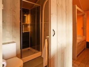 Dutchen Erfgoedpark De Hoop Glamping的一间浴室