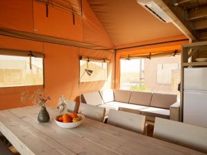Dutchen Erfgoedpark De Hoop Glamping的休息区
