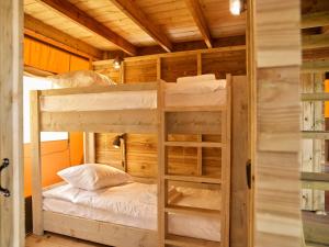 Dutchen Erfgoedpark De Hoop Glamping客房内的一张或多张床位