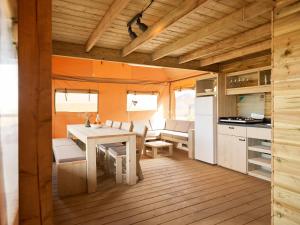 Dutchen Erfgoedpark De Hoop Glamping的厨房或小厨房