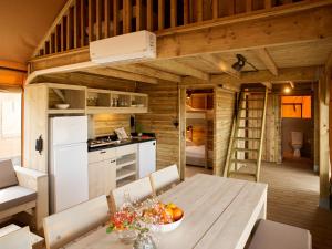 a kitchen and dining room of a tiny house at Erfgoedpark De Hoop Glamping in Uitgeest