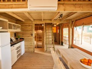 厄伊特海斯特Dutchen Erfgoedpark De Hoop Glamping的小木屋的厨房和用餐室 更多37张照片