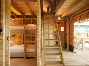 厄伊特海斯特Dutchen Erfgoedpark De Hoop Glamping的带桌子的客房内的两张双层床