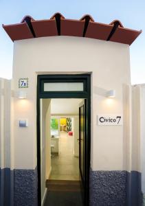 a door to a room with a sign that reads queue at Civico 7 in Capri