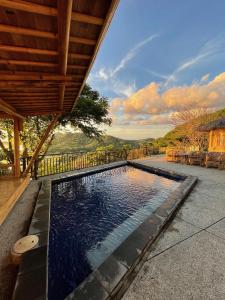 Bazén v ubytování Elang Hillside Bamboo Villas nebo v jeho okolí