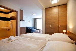 Uma cama ou camas num quarto em Hotel Lučivná