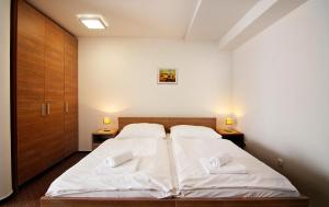 Uma cama ou camas num quarto em Hotel Lučivná