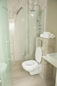 Casa Anabeca في بايلي فيليكس: حمام ابيض مع مرحاض ودش