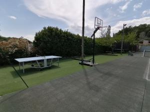 ロシュフォール・デュ・ガルにあるMas Jasminの卓球の空のバスケットボールフープ