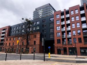wysoki, czerwony, ceglany budynek na miejskiej ulicy w obiekcie Apartament Bastion Wałowa Gdańsk w Gdańsku