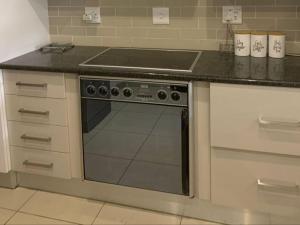cocina con fogones y encimera en Sunninghill Luxury Spacious Executive Penthouse en Sandton