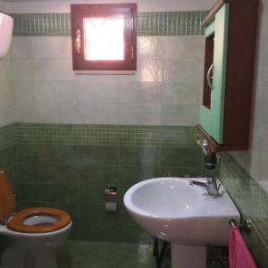 uma casa de banho com um WC e um lavatório em Villa Vesuvio em Trecase
