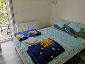 - une chambre avec un lit et 2 oreillers dans l'établissement Apartmani Žubor, à Banja Koviljača