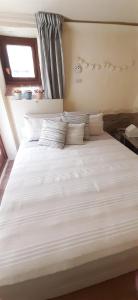 Ένα ή περισσότερα κρεβάτια σε δωμάτιο στο Tavernetta vicino Lago Trasimeno