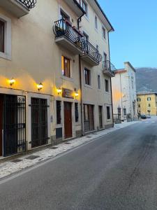 an empty street with a building on the side of the road at Europa Casa Vacanze in Villetta Barrea