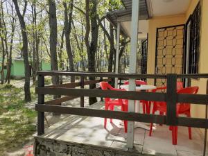 a table and chairs in front of a house at Бунгала Дъбрава in Shkorpilovtsi