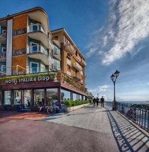 um edifício de hotel com pessoas andando em frente dele em Hotel Italia e Lido Rapallo em Rapallo