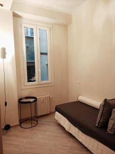 um quarto com uma cama e uma janela em Nido d'amore vista mare em Bordighera