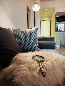 uma sala de estar com um sofá com um tapete de pele em Nido d'amore vista mare em Bordighera