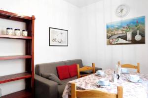 sala de estar con mesa y sofá en A casa di Lorena (011017-LT-0661), en Levanto