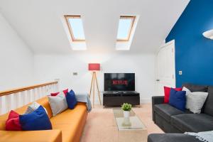 a living room with a couch and a tv at Boutique Bath Apartment Free Parking in Bath
