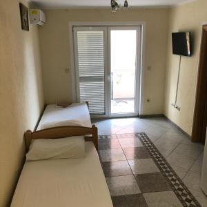Ένα ή περισσότερα κρεβάτια σε δωμάτιο στο Ari Apartments