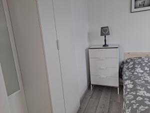 Radosna Zatoka - nowe domki, każdy z własnym ogrodzeniem客房内的一张或多张床位