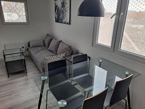 Ruang duduk di Radosna Zatoka - Domki mobilne i drewniane z ogródkami, apartamenty, namioty