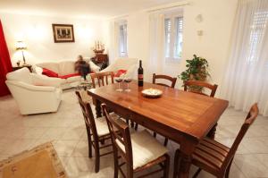 sala de estar con mesa de madera y sillas en Apartment Antique Forum, en Pula