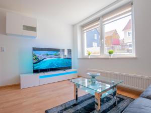 uma sala de estar com uma grande televisão de ecrã plano em EUPHORAS - Top ausgestattete Ferienwohnung mit 105 qm und 3 Schlafzimmern em Clausthal-Zellerfeld