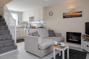 sala de estar con sofá y mesa en Cornish Holiday - 100 Hengar Manor en Bodmin