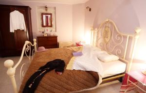 1 dormitorio con 1 cama grande y vestidor en Apartment Antique Forum, en Pula